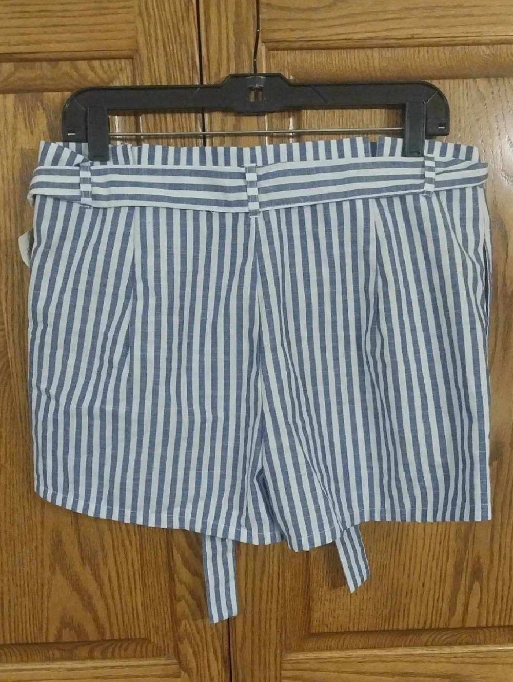 Love Tree NWT High-Waisted Paperbag Tie-Belt Shorts Size Large Blue White Stripe